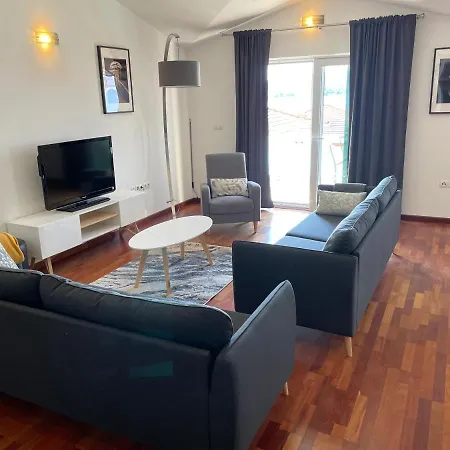 卡瓦尔公寓 * 特罗吉尔